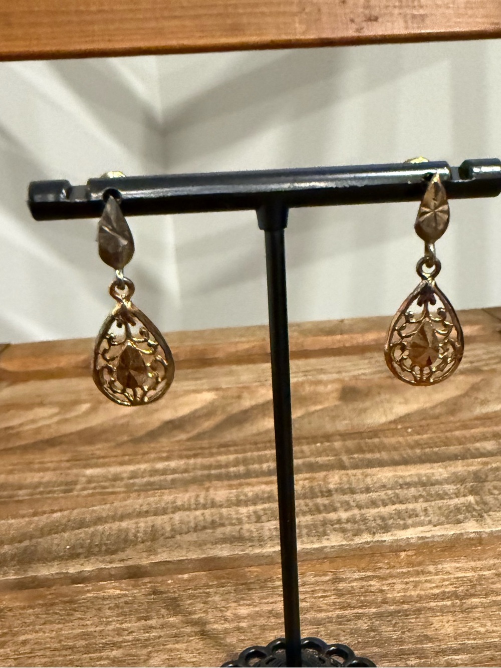 Vintage Gold Tone Filigree Teardrop Dangle Earrings – Unmarked